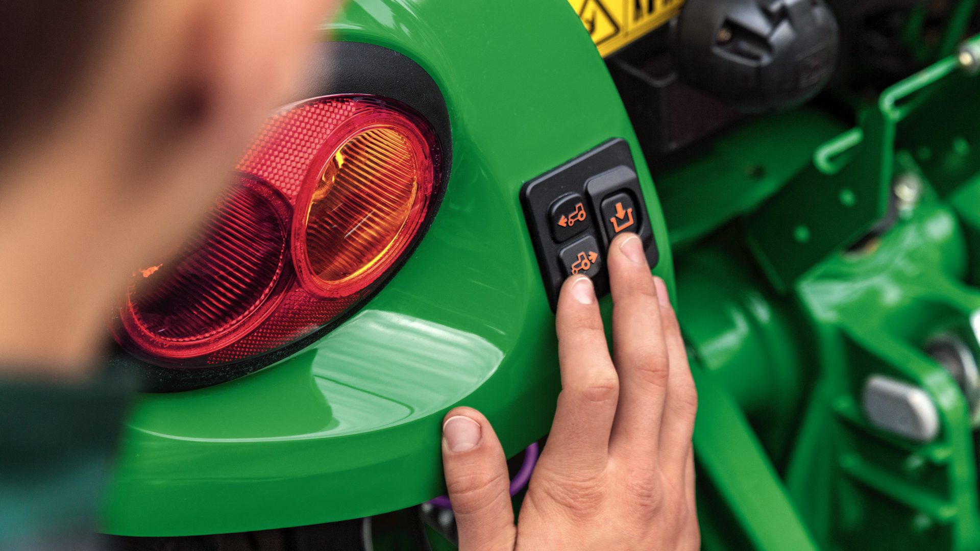 John Deere. Hitch Assist per fare tutto da terra TRATTORI  News