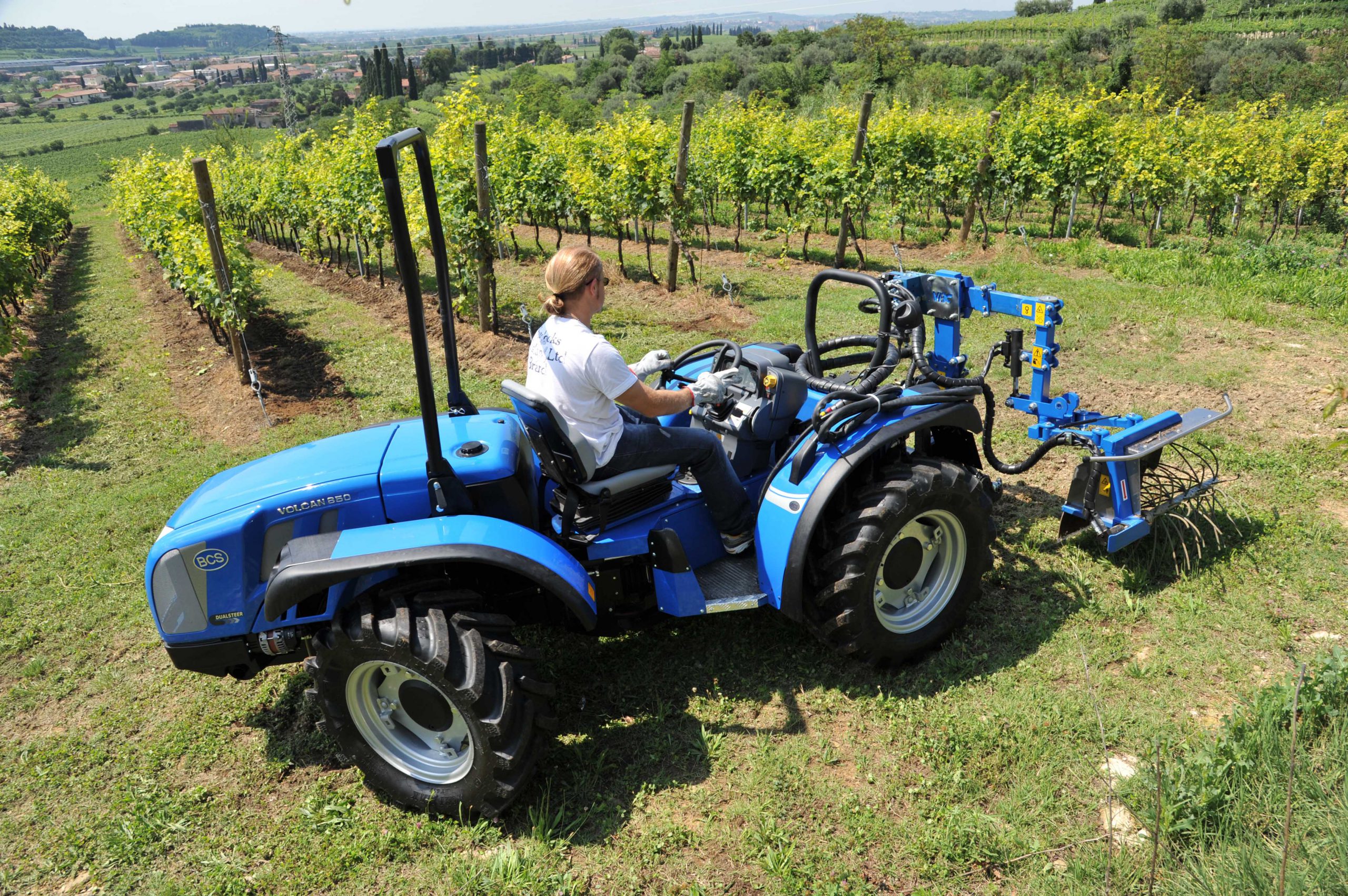 Работа мини тракторов. Трактор BCS Volcan v950 DS. Минитрактор New Holland. BCS Mini Traktor. Трактор Феррари BCS.