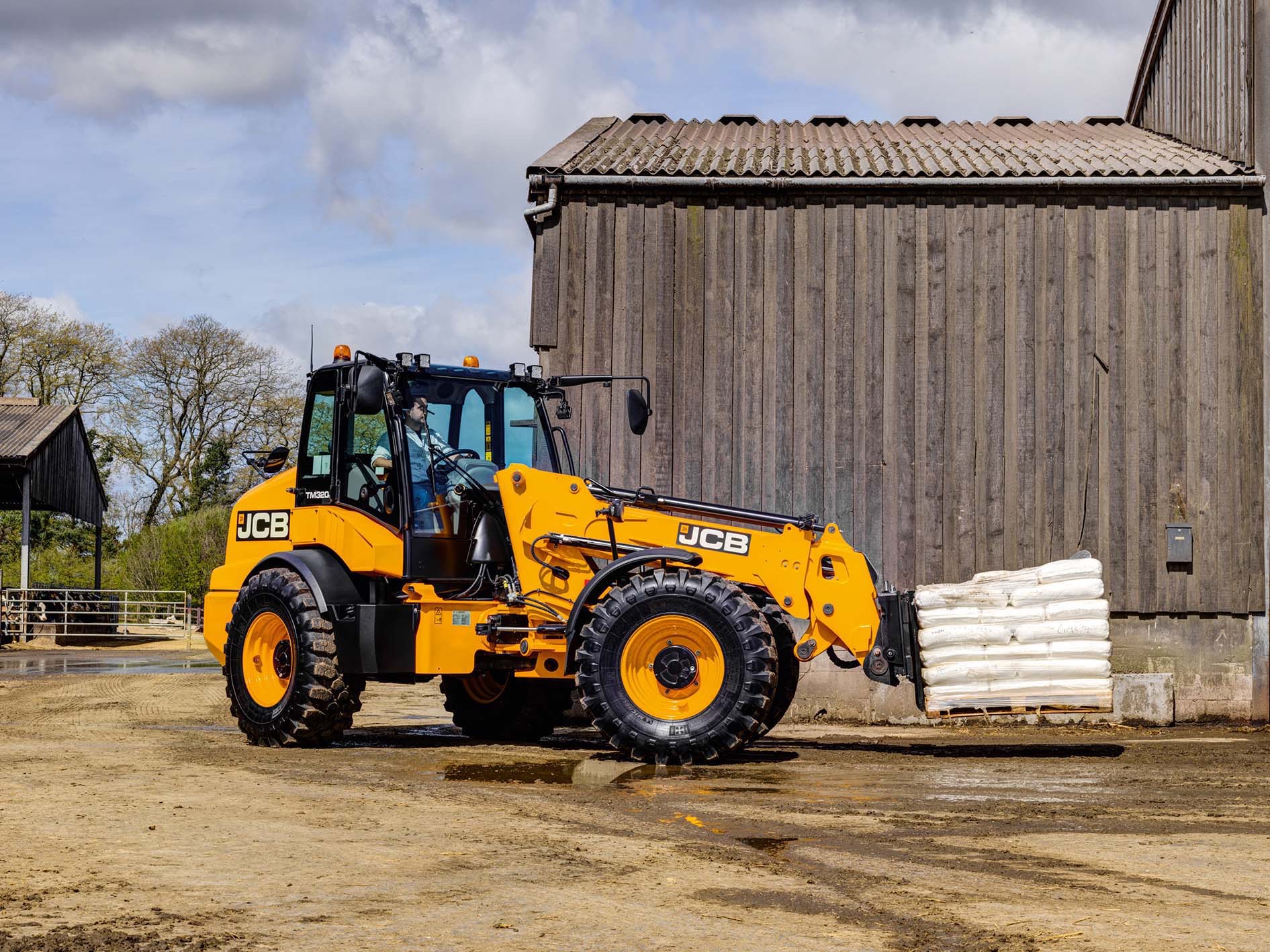 JCB. Nuove pale telescopiche articolate TM320 e TM320S | TRATTORI Web ...