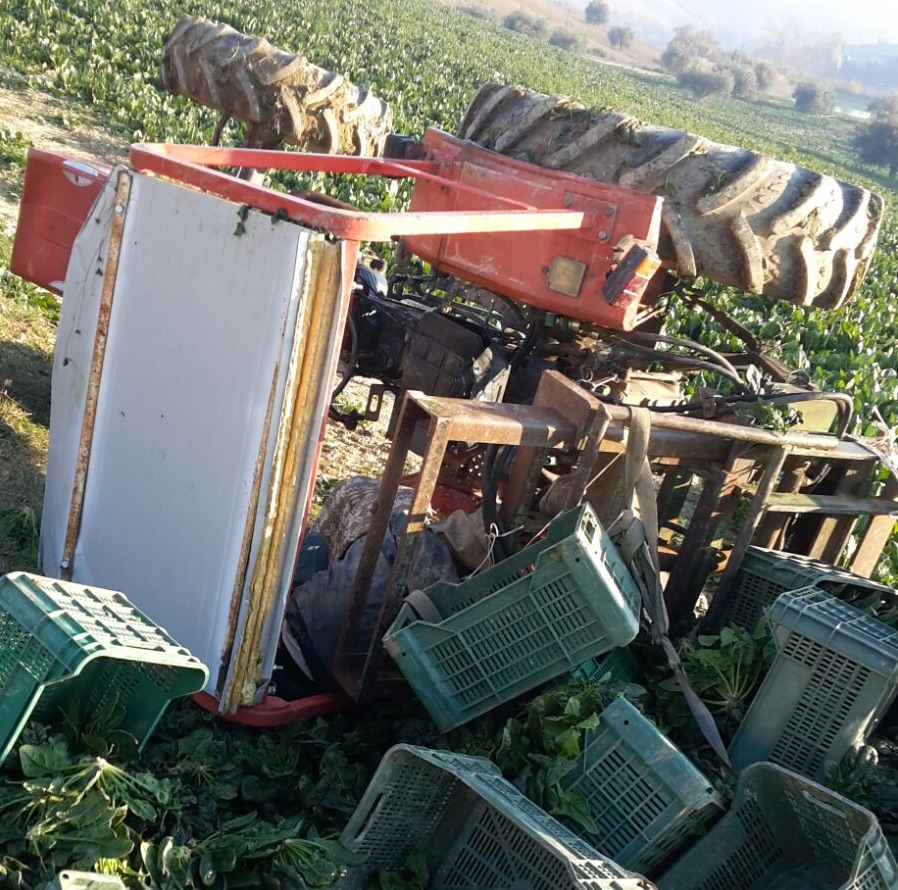 Massa-Carrara, si ribalta col trattore e rimane incastrato sotto al mezzo