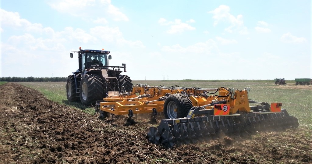 Coltivatore combinato Dondi Maxi in azione in campo