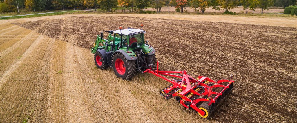 Vaderstad Carrier in campo con trattore Fendt