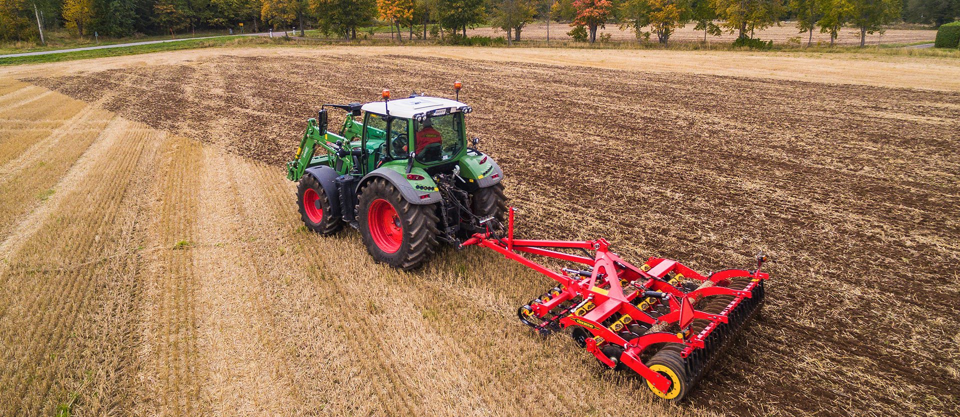 Vaderstad Carrier in campo con trattore Fendt