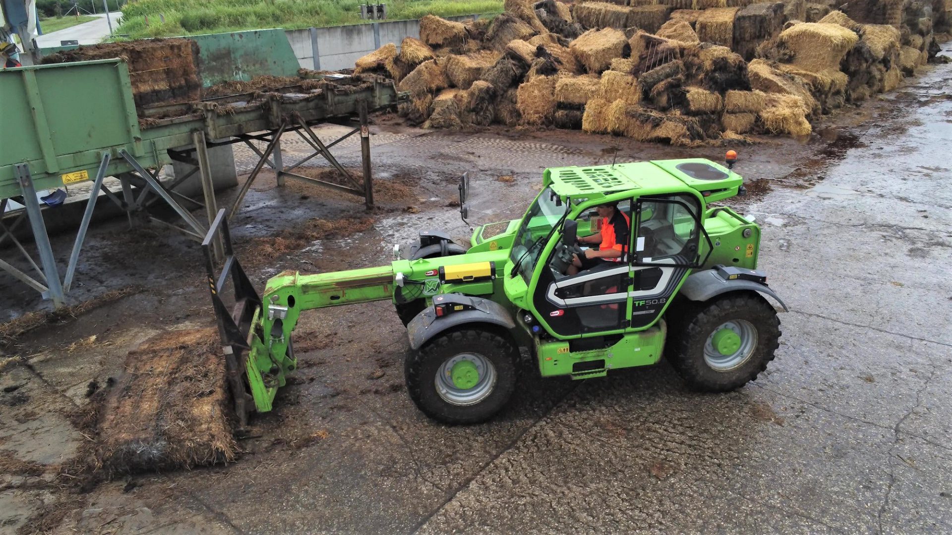 Merlo TF 50.8 in movimentazione balle di paglia