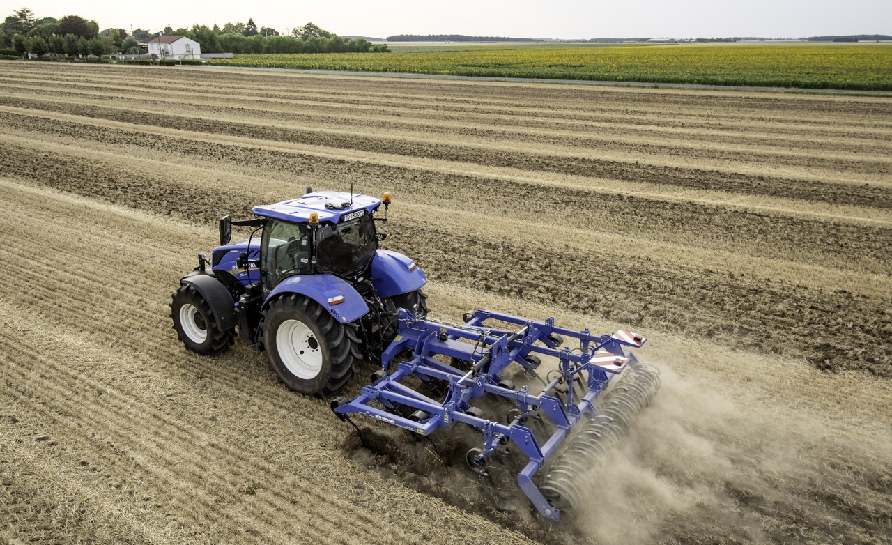 New Holland STX V in campo