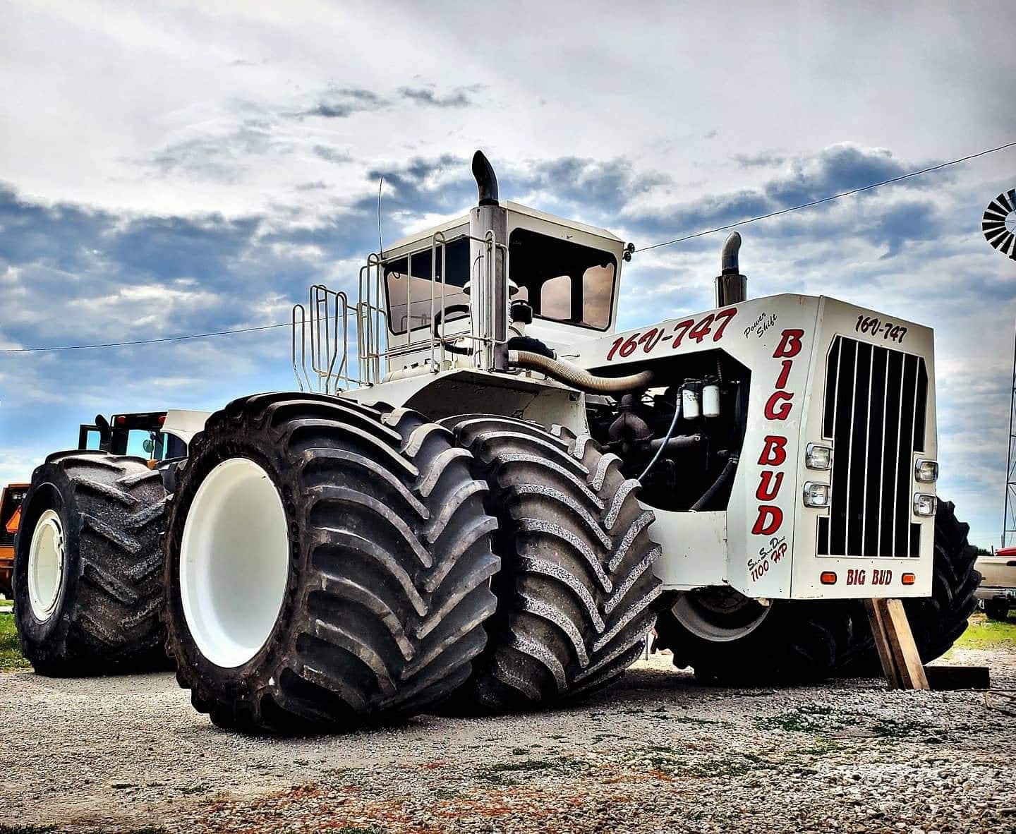 BIG BUD 16V747, 900 cv e 42 ton per il trattore più potente al mondo