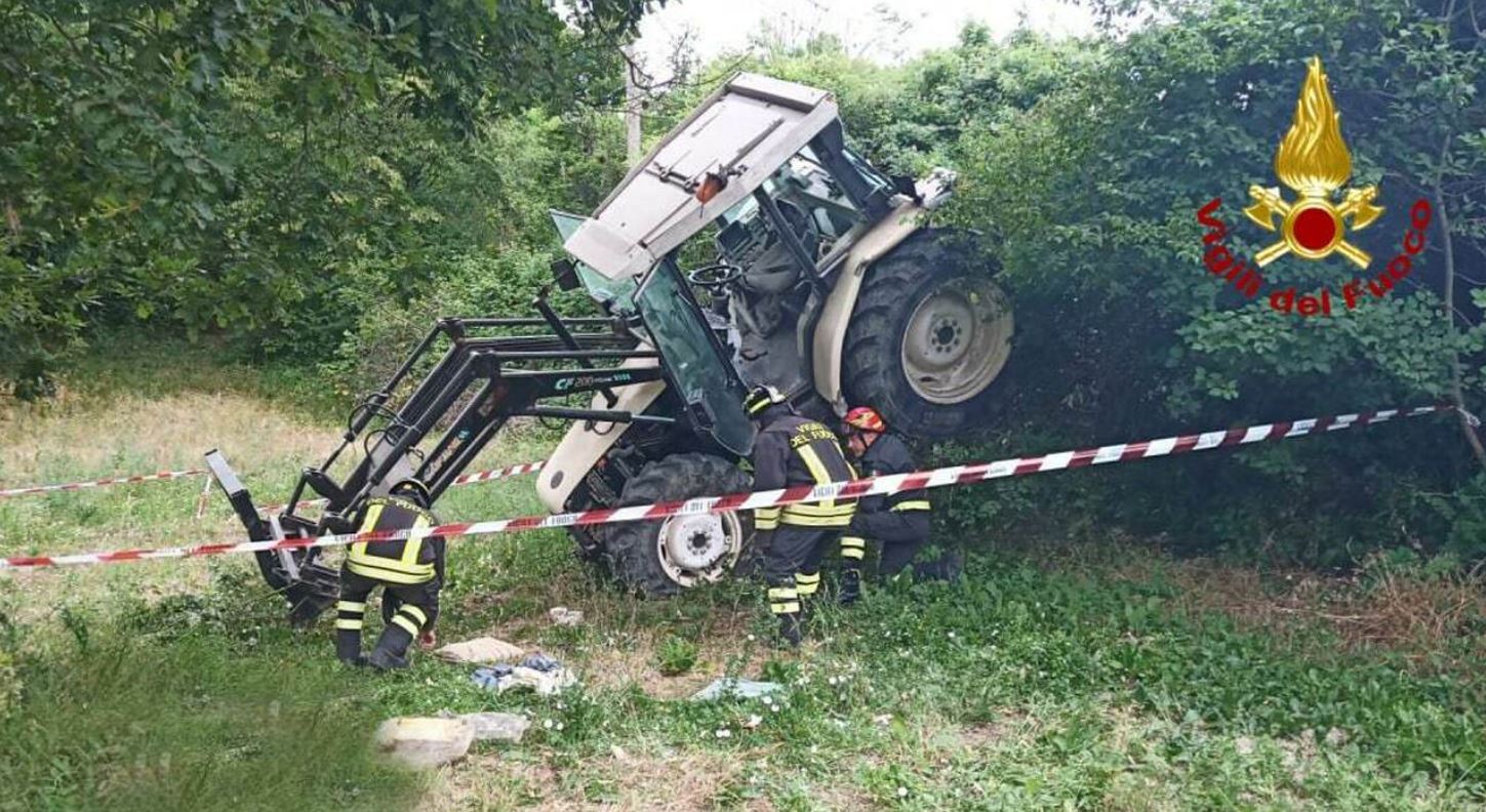 Pesaro, perde il controllo del trattore e precipita in un dirupo. Morto ...