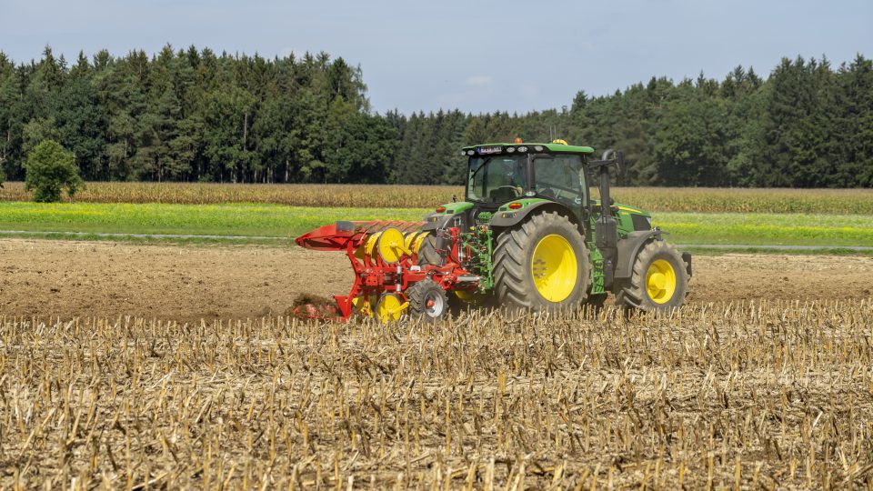 SERVO 4000, il nuovo aratro reversibile di Pottinger con Traction Control