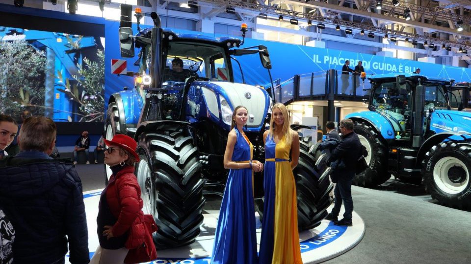 Moderni Trattori agricoli e macchine agricole a una fiera di paese