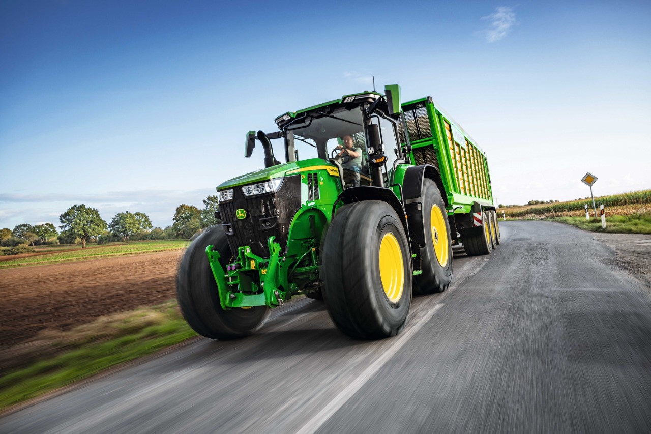 John Deere, ecco le novità del 2024 per i trattori. Dal display allo sterzo