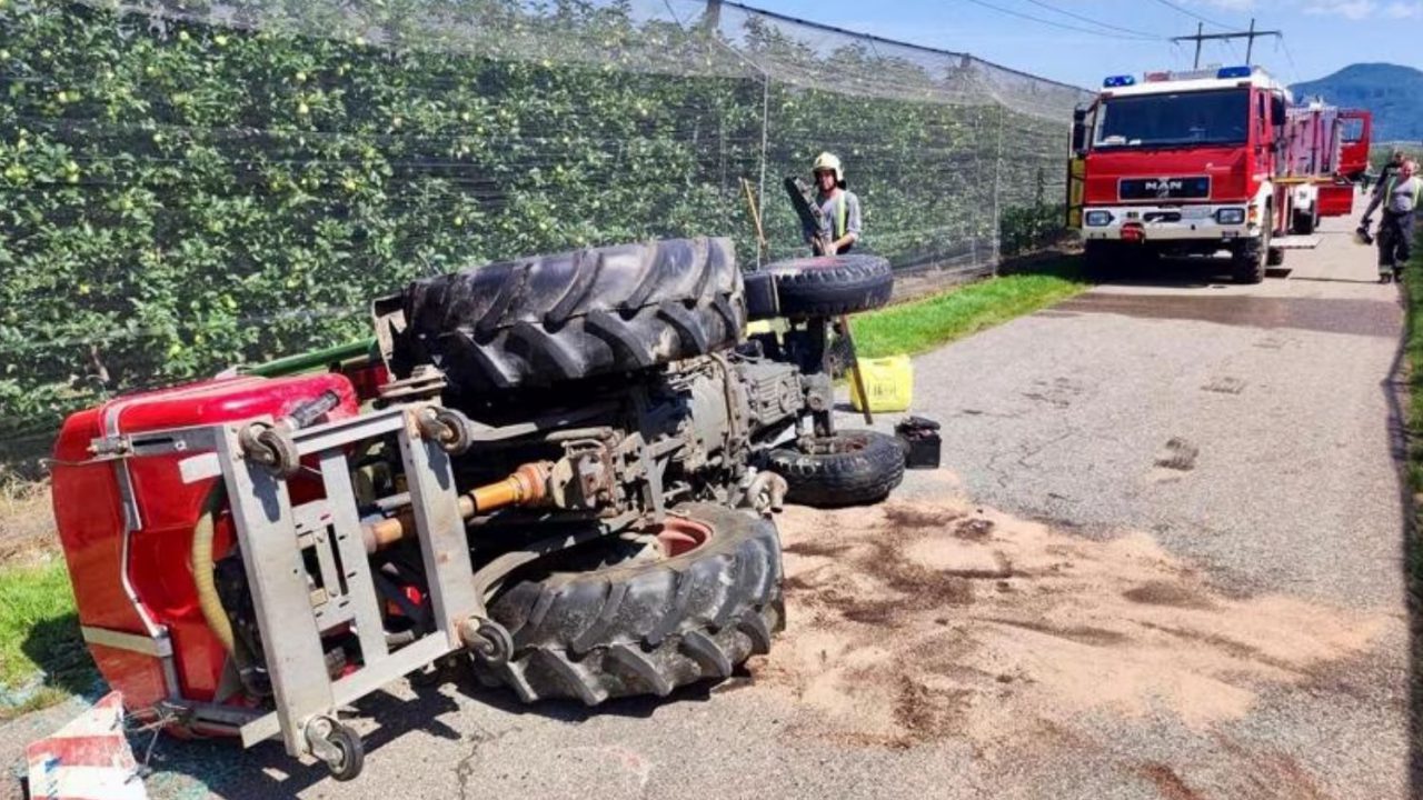 Termeno, si ribalta col trattore a bordo strada e resta bloccato dentro