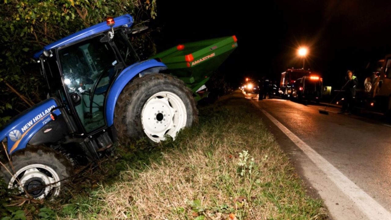 Corbola, auto si schianta contro trattore che finisce fuori strada