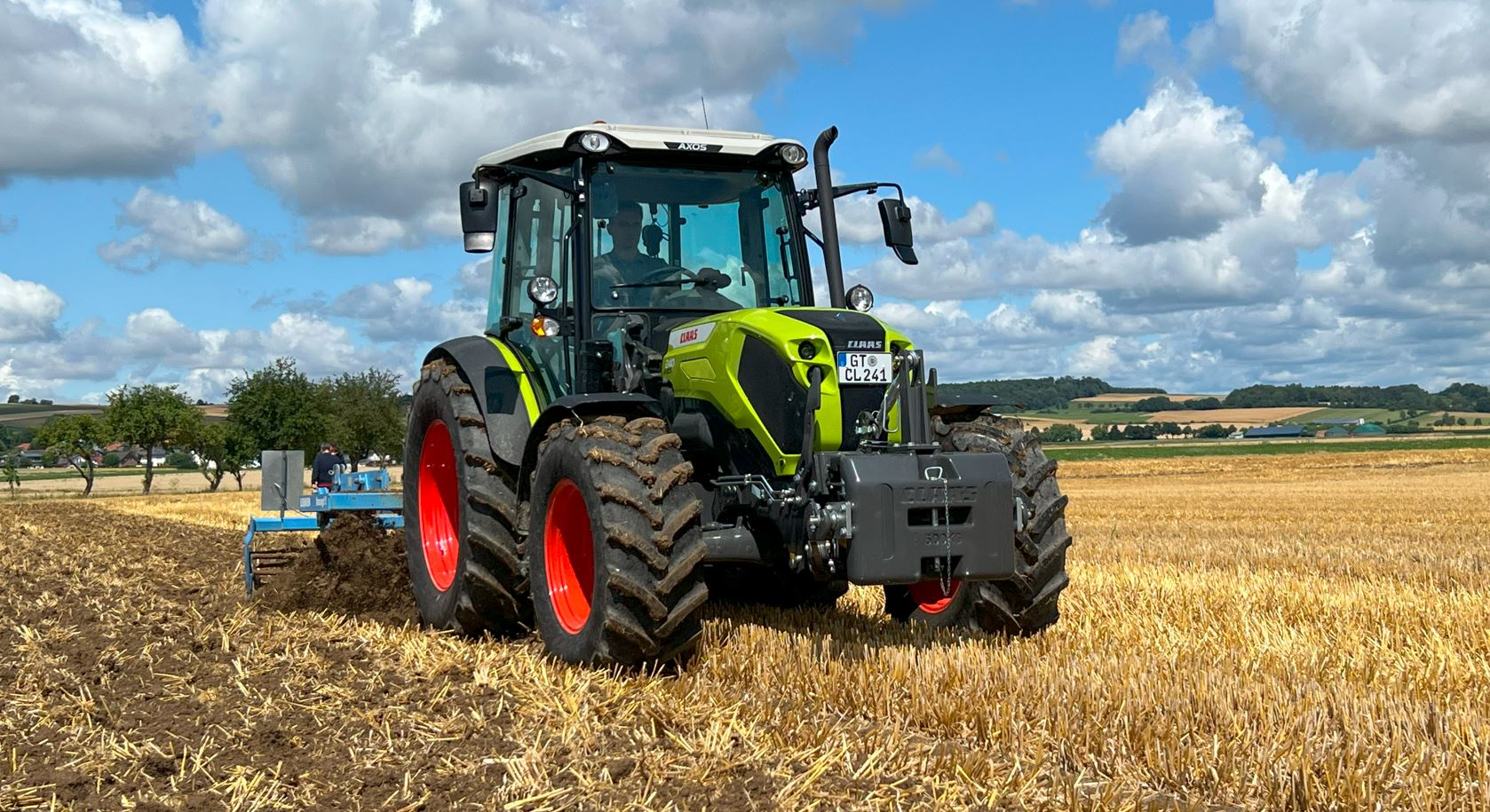 Claas Axos 240, classe compatta. La prova in campo