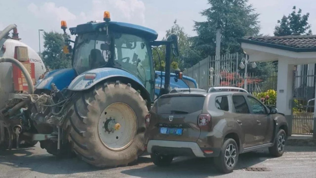 Padova, Trattore Si Scontra Con Un Auto E Si Ribalta In Mezzo Alla Strada - Foto 7