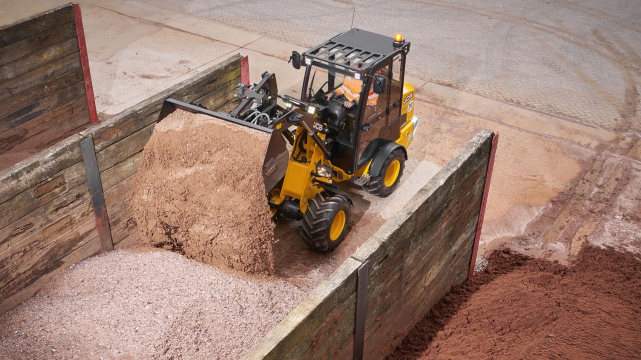 403E Full Cab, la nuova pala ultracompatta elettrica di JCB